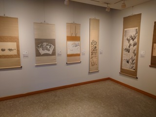 掛け軸が多く展示されている展示室の写真