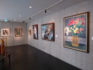 洋画と版画が展示されている展示室の写真