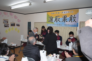 会長より励ましのお言葉と記念品贈呈