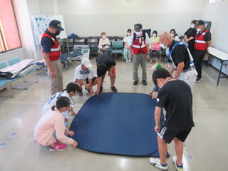 避難所用間仕切りの体験演習