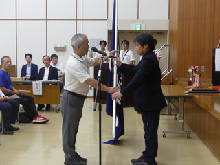 団旗返還（弓道競技　西清文氏）