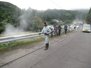 ガードレール清掃の様子