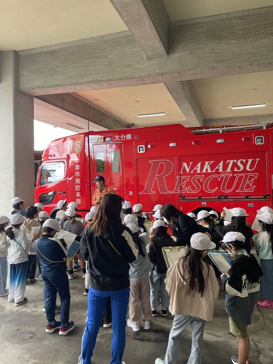 救助工作車の見学の様子