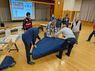 避難所用間仕切りの使い方講習の様子 避難所用間仕切りの使い方講習の様子