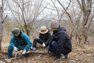 コツを教えてもらいながら枝を切っていきます
