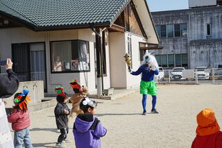 元気いっぱいに豆をまきます