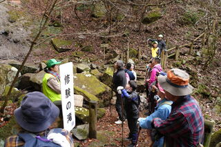 修験の滝でのガイドの様子