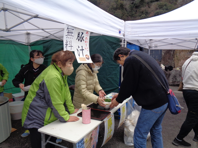 豚汁の無料配布