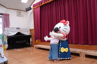 大好きなキティちゃんとハグ！