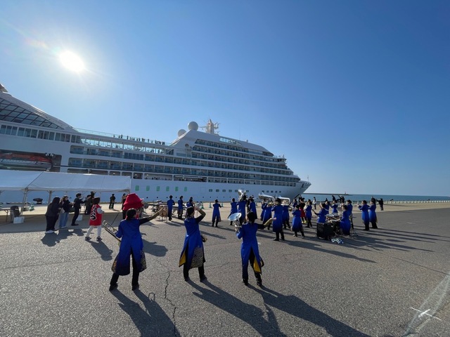 中津北高校吹奏楽部の生徒たちと一緒にお見送り