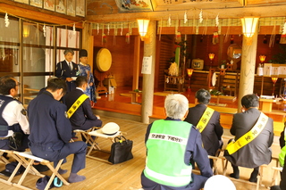 交通課長の講話を聞く様子