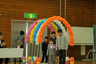 6年生と手をつないで入場です