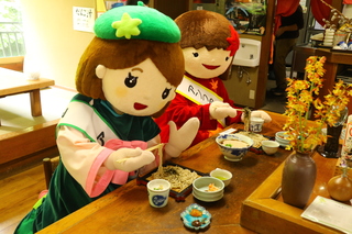 そばを食べるもみじちゃんとわかばちゃんのようす