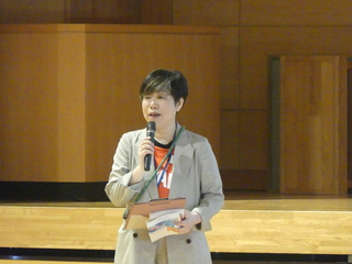 校長先生が講師を紹介する様子