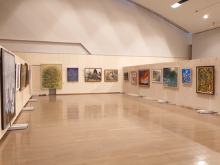 市美展会場内、移動壁や壁面に展示されている作品群の写真