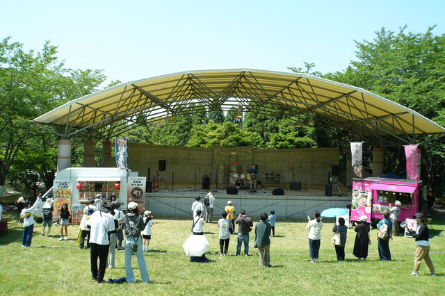 野外で音楽を聴いて、食べて、飲んで思い思いに過ごした一日でした