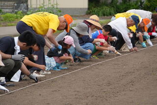 三世代で協力して種蒔