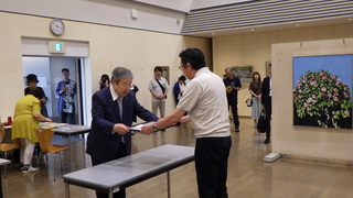 美術協会賞を授与している様子