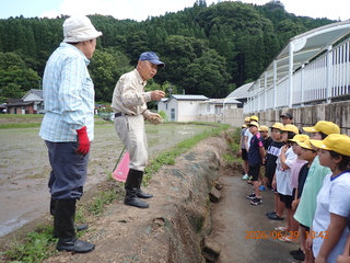 小西さん夫婦と三郷小5・6年生 小西さん夫婦と三郷小5・6年生
