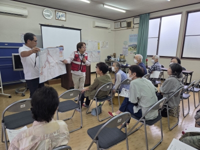 熱心に指導する高橋防災士