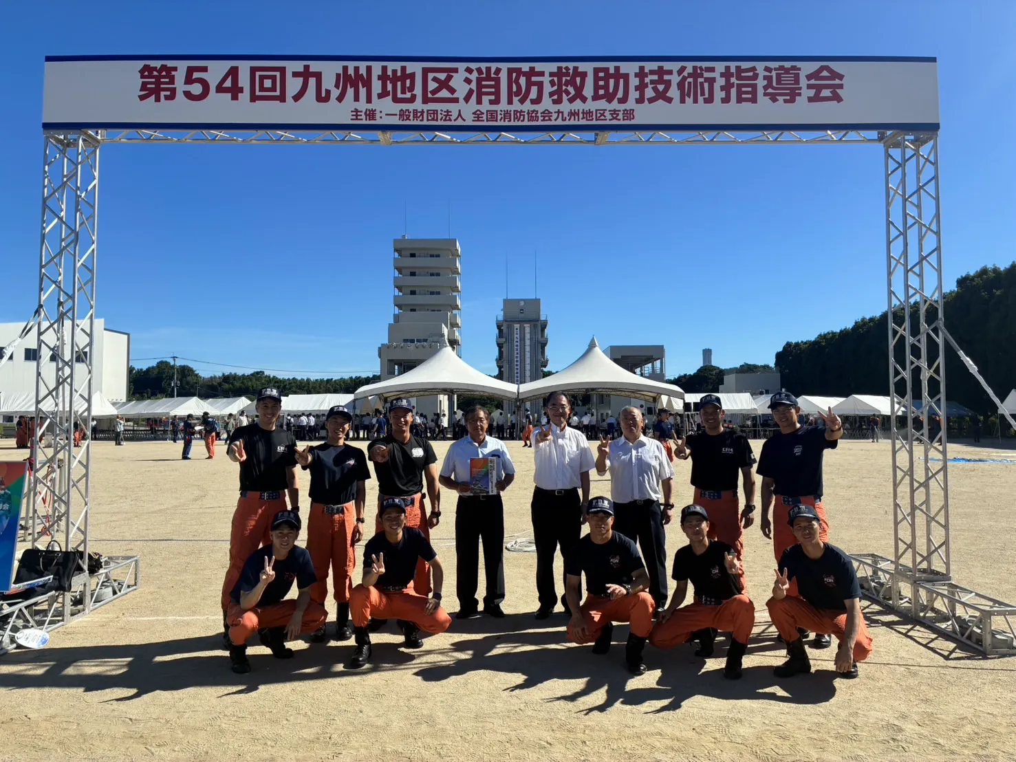 競技会場にて出場隊員の集合写真を撮影しました。