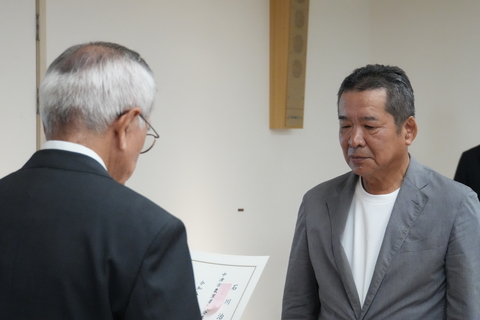 石川委員へ辞令交付の様子