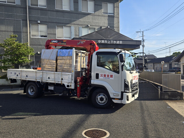 トラックに支援物資を乗せ出発する様子