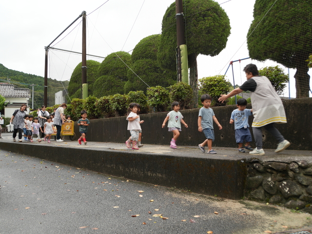 避難する八千代保育園の園児