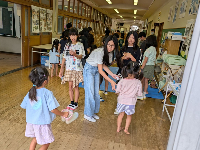 ペアの児童と手を繋いで校舎2階へ避難するようす