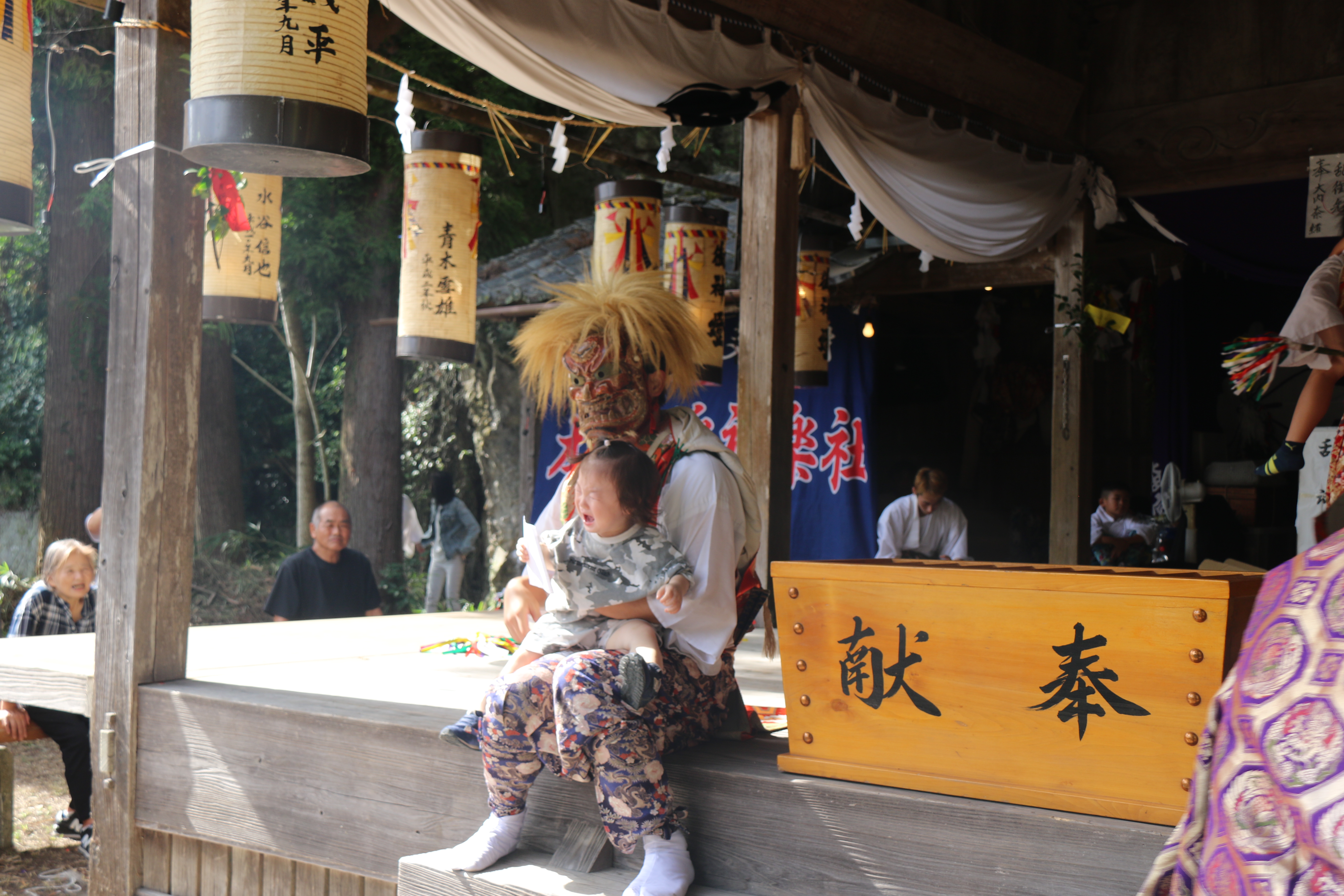 鬼に抱えられた子ども 鬼に抱えられた子ども