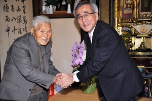 井上さんと握手する奥塚市長