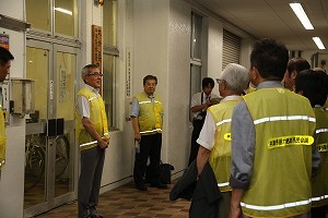 あいさつをする奥塚市長