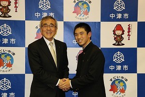 奥塚市長と梅木さんの集合写真