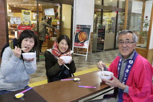 北九州から来た2人とともにもちをいただく奥塚市長