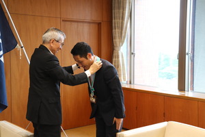 改めて山本さんにメダルをかける奥塚市長