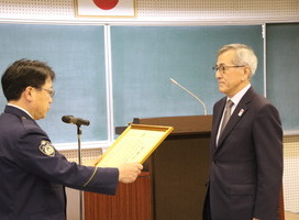 芦刈署長から感謝状を受け取る奥塚市長