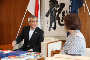 中津自動車学校の相良代表取締役と歓談する奥塚市長