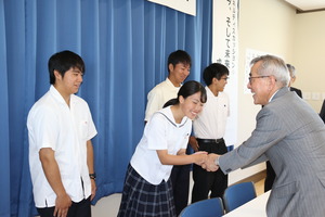 市内4校の高校生代表と握手する奥塚市長