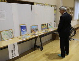 中津の海の絵コンテストの受賞作品を鑑賞する奥塚市長