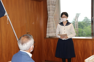 奥塚市長（写真左）に弁論の冒頭を披露する伊藤さん