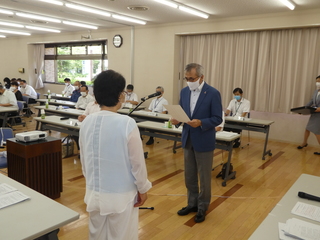委嘱状を交付する奥塚市長（写真右）