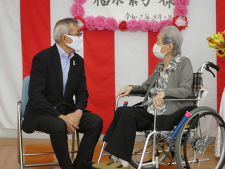 福永さんと話す奥塚市長（左）