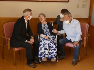 圖師さんと話す奥塚市長（写真左）