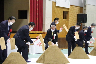 鍬入れをする奥塚市長（左から3人目）