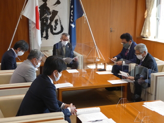 要望書の説明を受ける奥塚市長（写真中央）