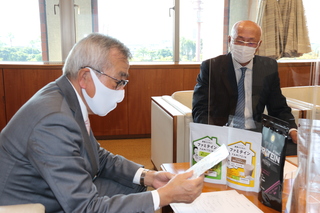 清塘代表取締役の説明を聞く奥塚市長（写真左）