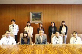 新採用職員と奥塚市長（写真前列中央）