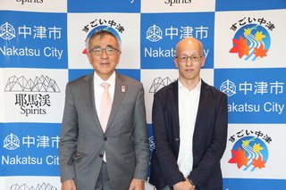 日高さんと奥塚市長（写真左）