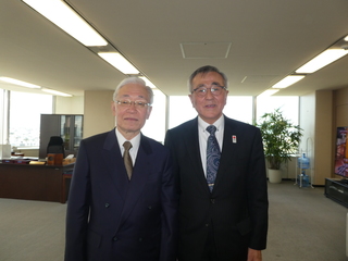 前田会長と奥塚市長（写真右）