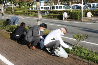 庁舎周辺で清掃活動を行う奥塚市長と市職員ら